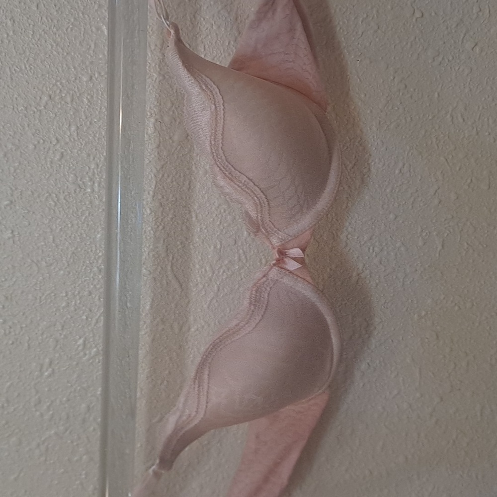pink Maidenform 34A bra